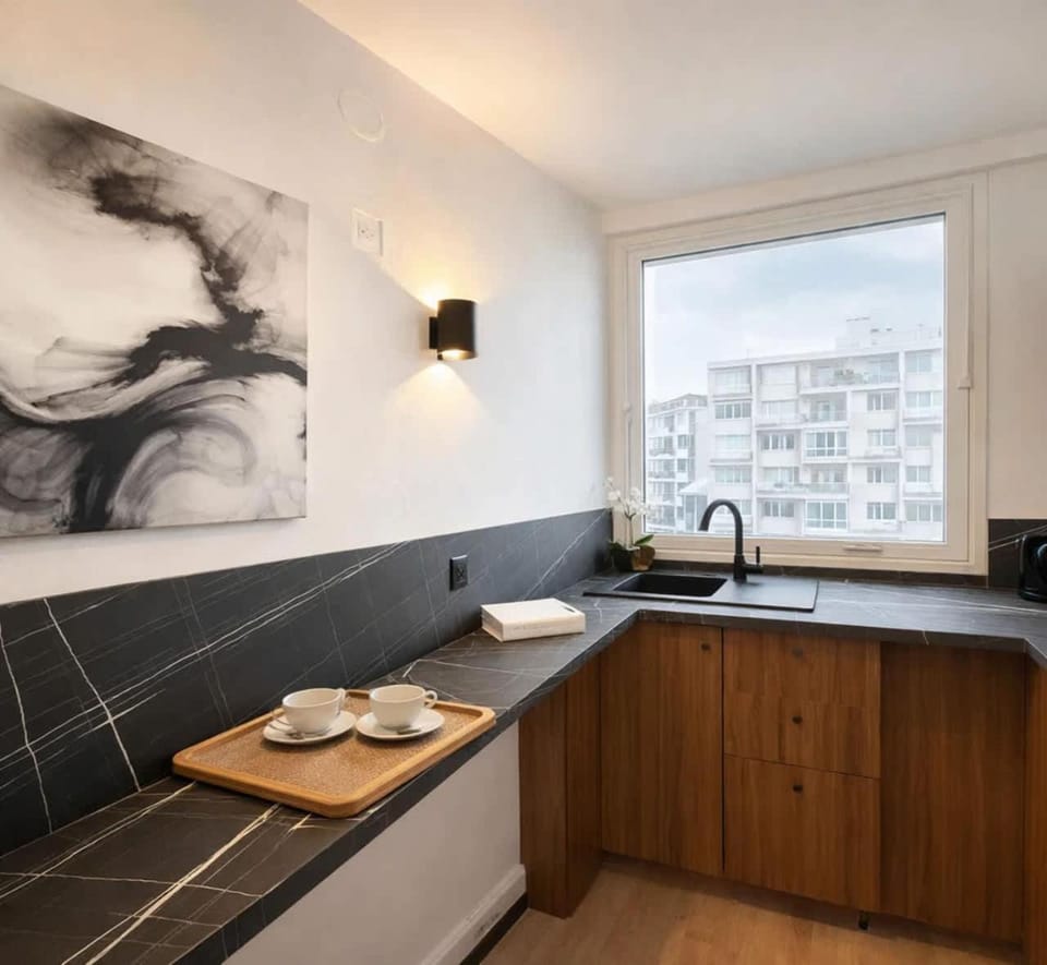 Coffee/tea facilities, Kitchen or kitchenette, Dining area, microwave, stove, toaster