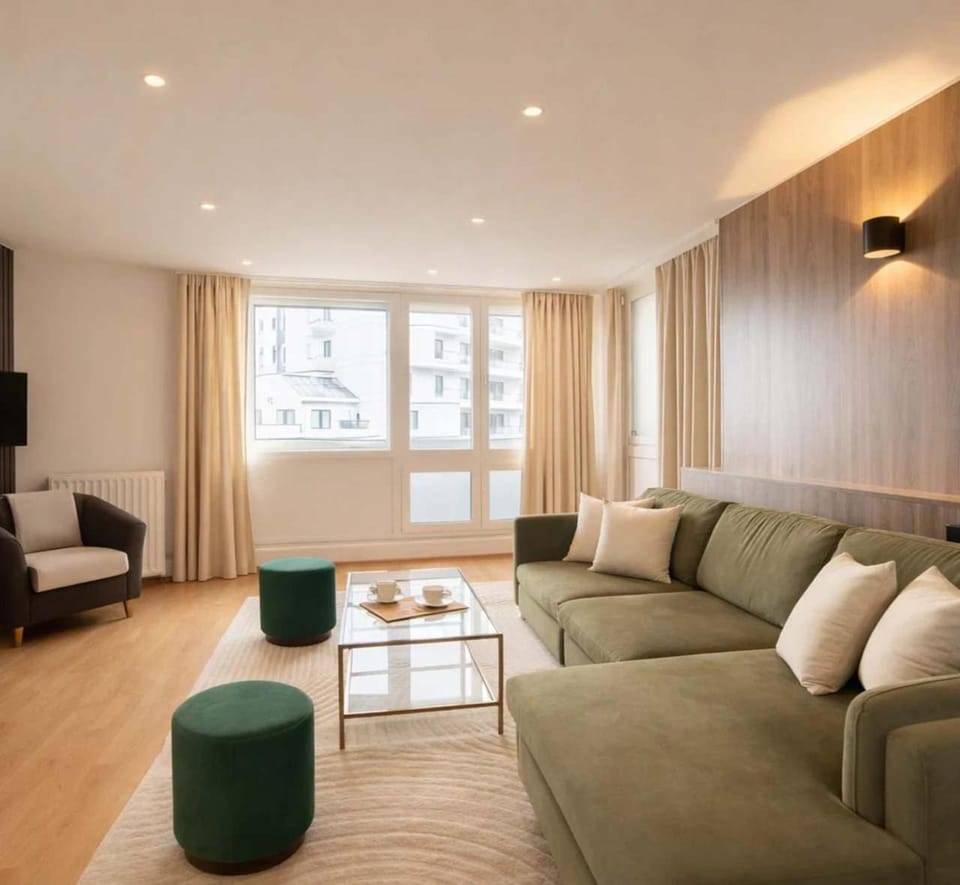 Communal lounge/ TV room, View (from property/room), Living room, Seating area, City view, storage
