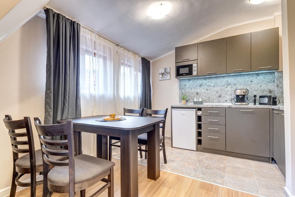 Kitchen or kitchenette, Dining area