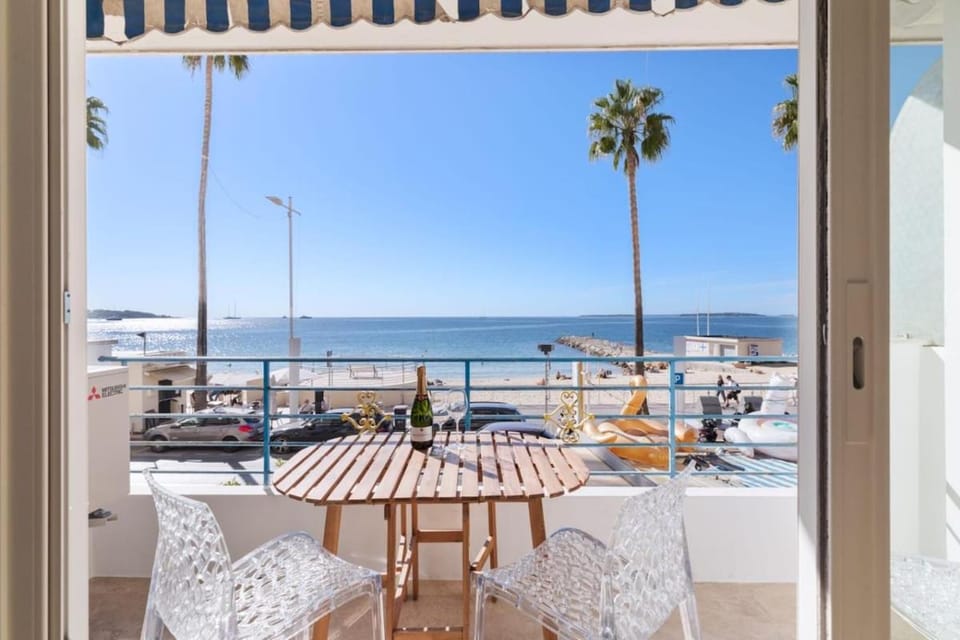 Day, View (from property/room), Balcony/Terrace, Living room, Dining area, Beach, Sea view