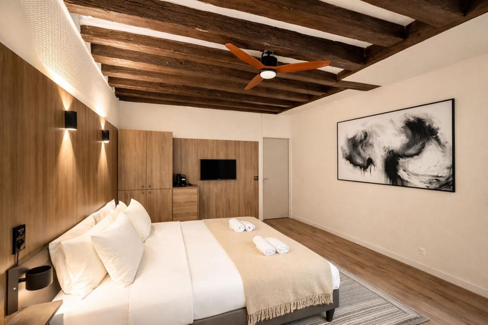 Communal lounge/ TV room, Bed, TV and multimedia, Living room, Decorative detail, Seating area