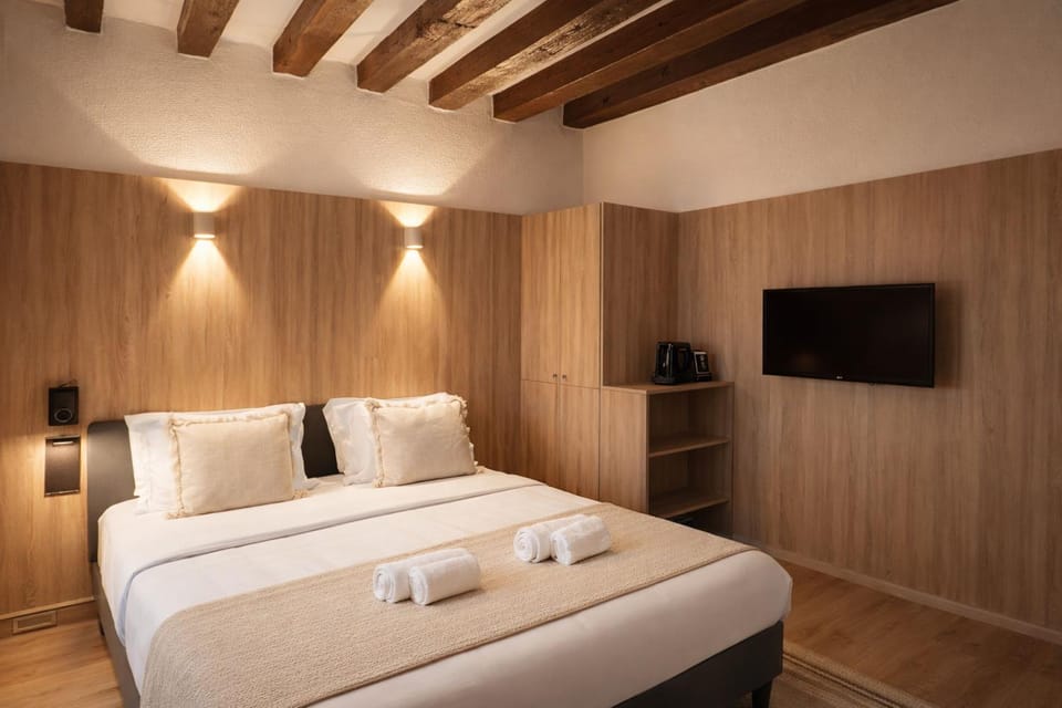 Bed, TV and multimedia, Decorative detail