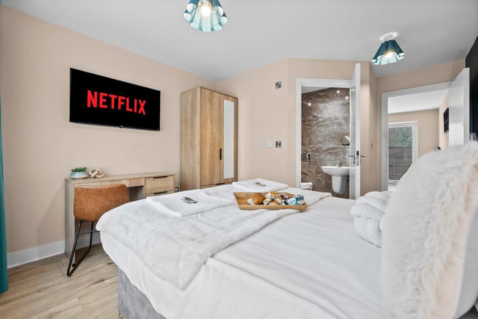 Bed, TV and multimedia, Photo of the whole room, Bedroom, Food, towels