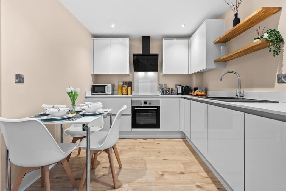 Coffee/tea facilities, Kitchen or kitchenette, Dining area, dishwasher, oven, stove, toaster, kitchen