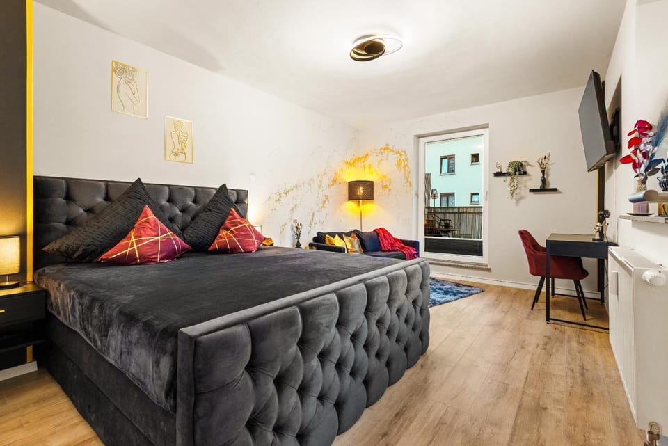Bed, TV and multimedia, Photo of the whole room, Bedroom