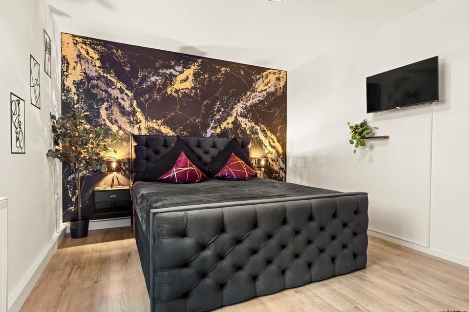Bed, TV and multimedia, Bedroom