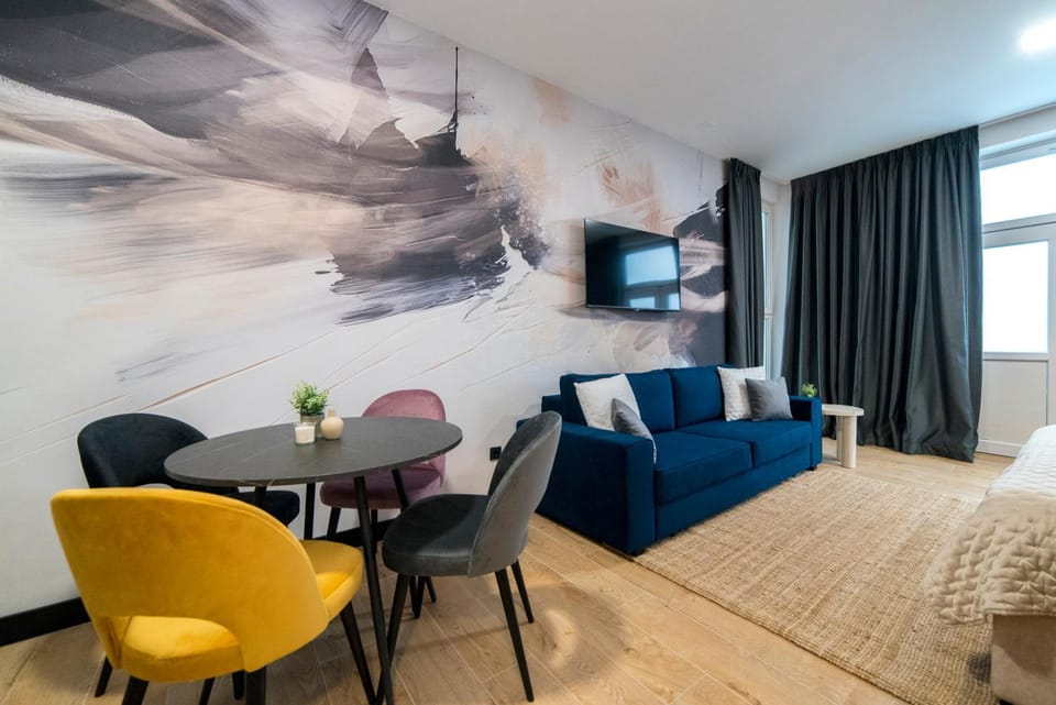 TV and multimedia, Seating area, Dining area