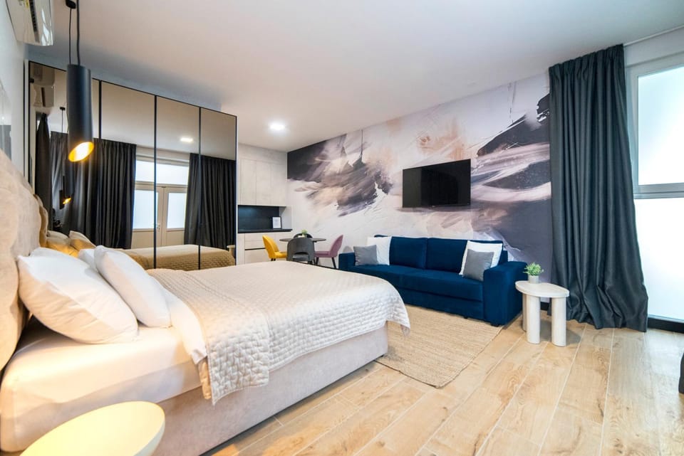 Bed, TV and multimedia, Photo of the whole room, Seating area, wardrobe