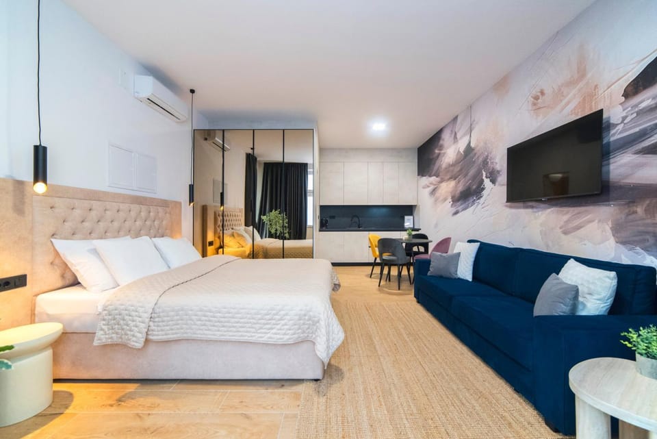 Bed, TV and multimedia, Kitchen or kitchenette, wardrobe