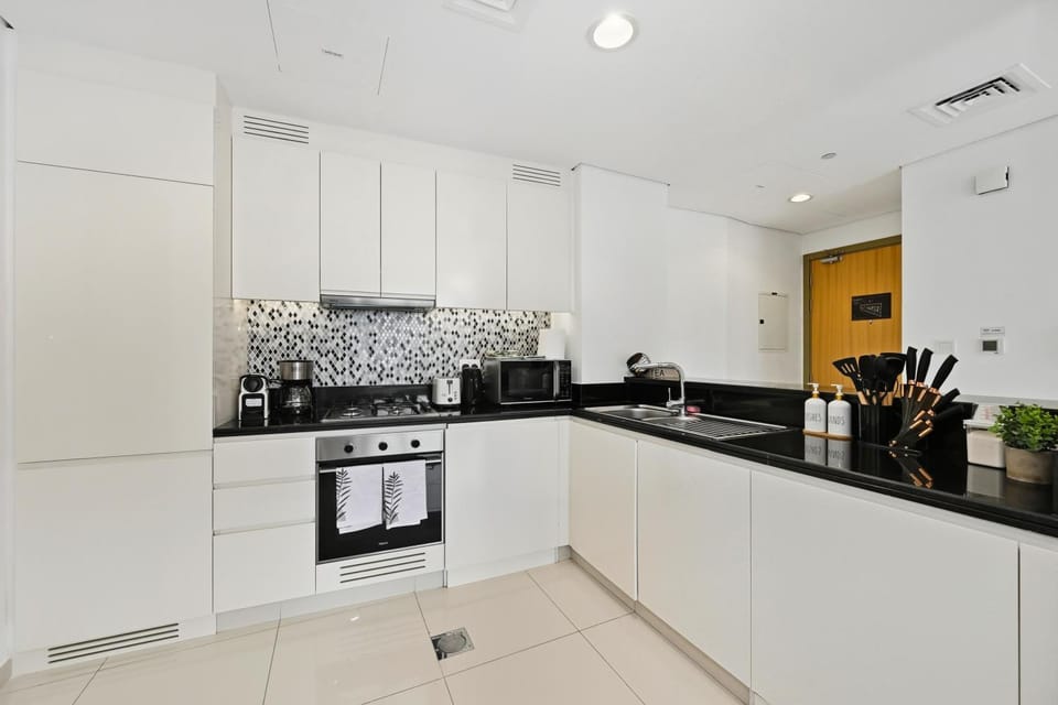 CH Burj Khalifa View Pool 1BR Paramount Escape Apartment in Dubai