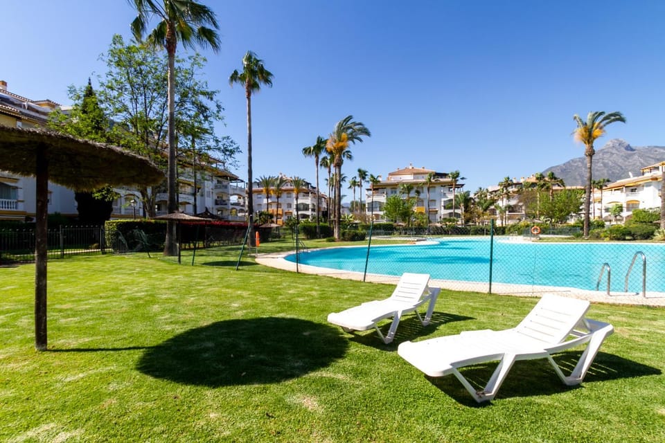 Property building, Spring, Day, Natural landscape, Summer, Garden, Solarium, Swimming pool, Swimming pool