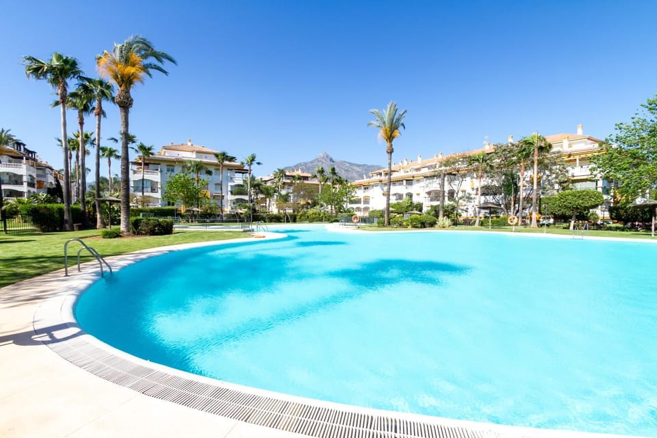 Property building, Spring, Day, Swimming pool, Swimming pool