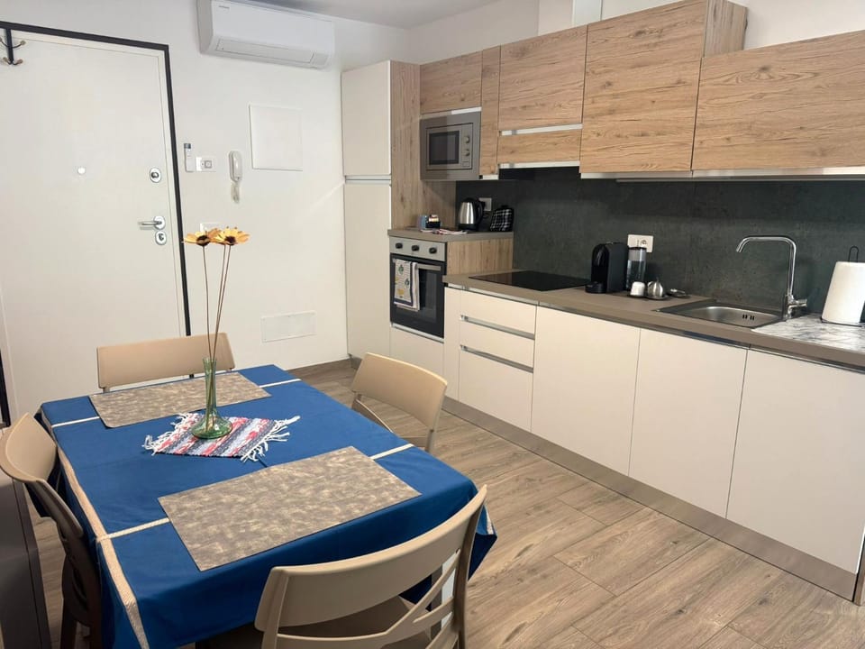 Kitchen or kitchenette, Dining area, dishwasher