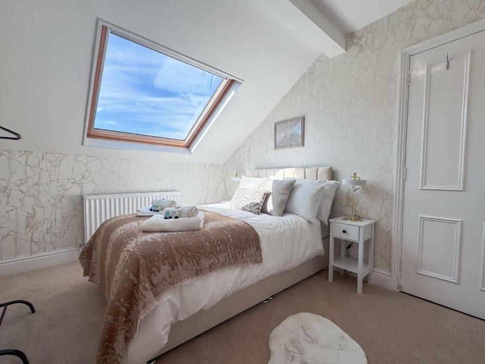Bed, View (from property/room), Photo of the whole room, Bedroom
