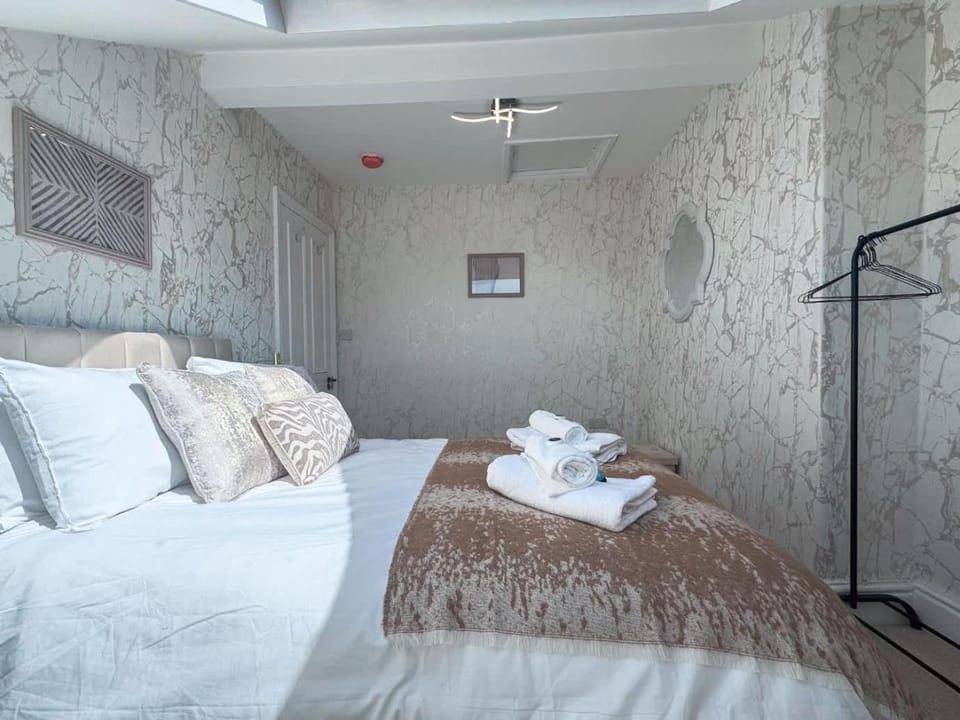 Bed, Photo of the whole room, Bedroom, towels