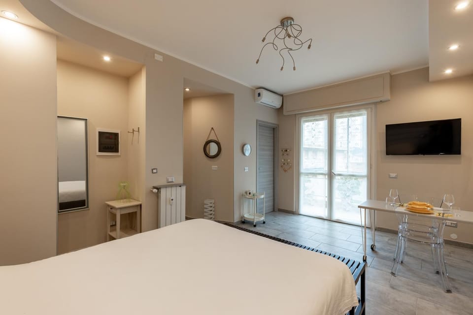 Bed, TV and multimedia, Dining area, air conditioner