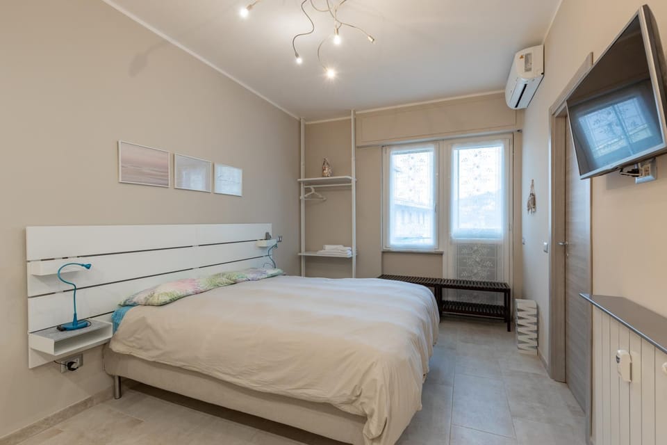 Bed, TV and multimedia, air conditioner
