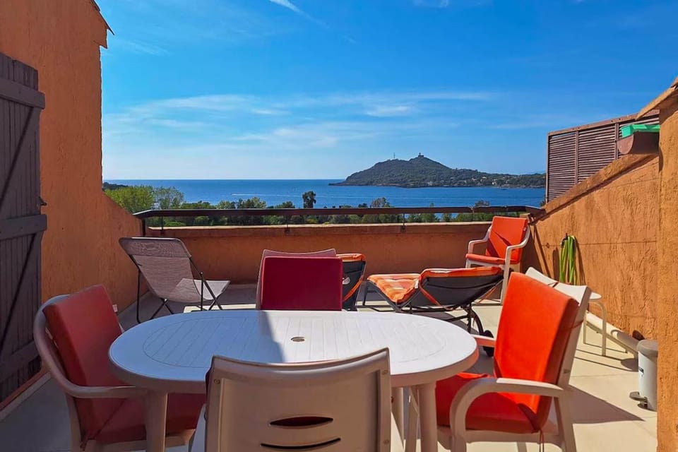 Apt 4 guests sea view pool & beaches Apartment in Saint-Raphael