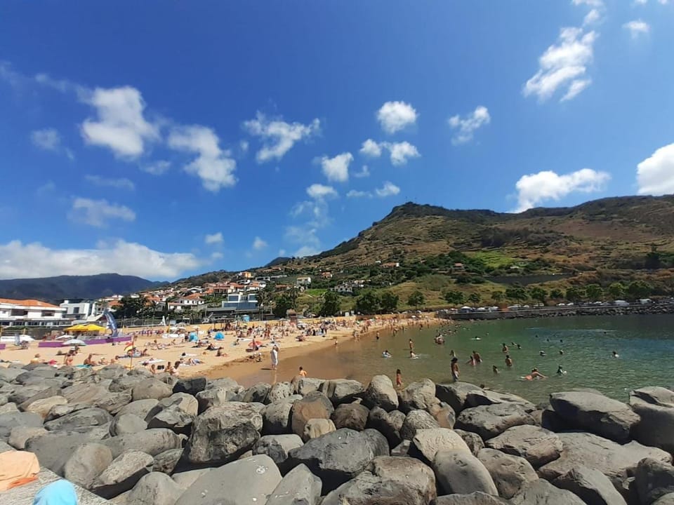GuestRedy - A Modern Stay in Machico Apartment in Madeira District