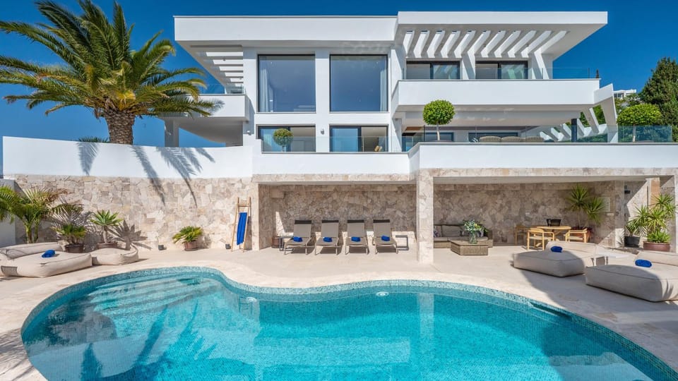 Swimming pool, sunbed