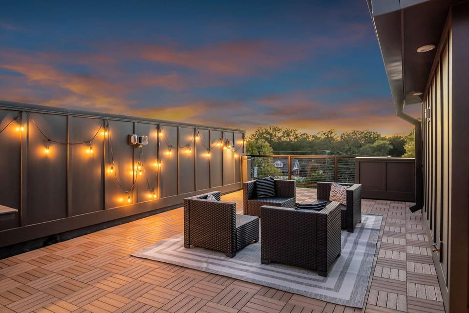 New 2 Luxe Townhomes with Rooftops Sleeps 24 House in Nashville