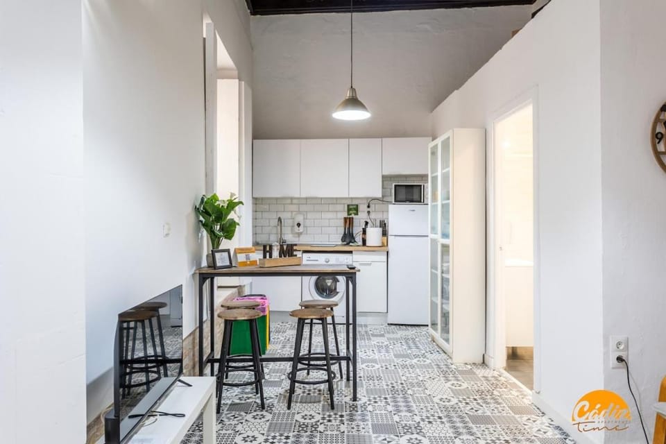 Kitchen or kitchenette, Dining area, stove