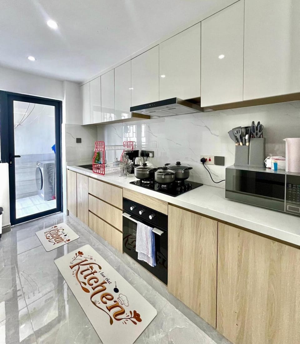 Coffee/tea facilities, Kitchen or kitchenette, stove
