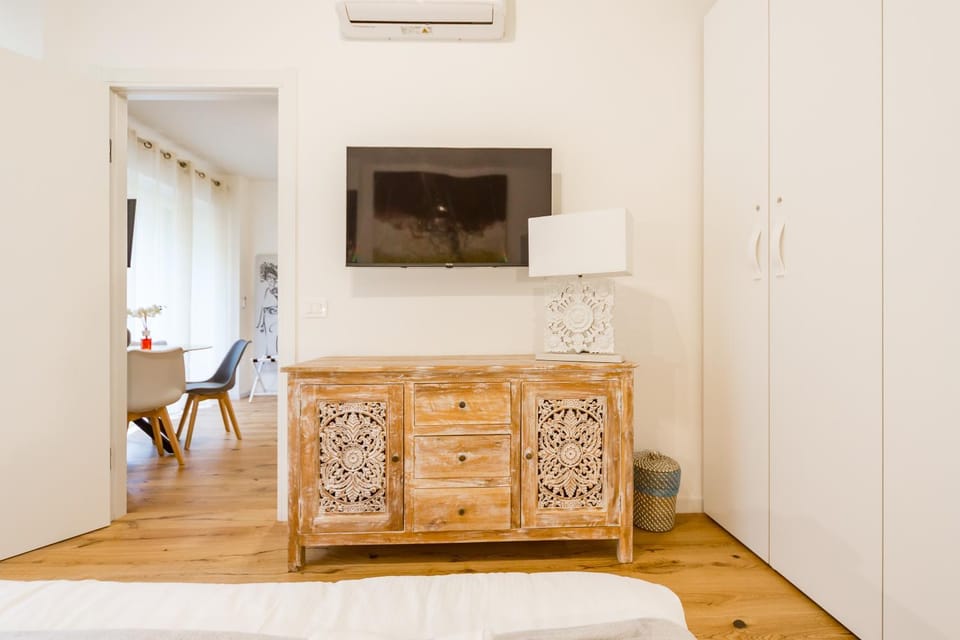 TV and multimedia, Photo of the whole room, Bedroom, wardrobe