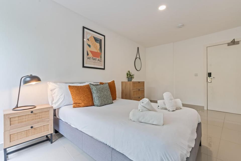 Clarendon Escape - 3 Beds - 3 Bath - Sleeps 6 Apartment in Leeds