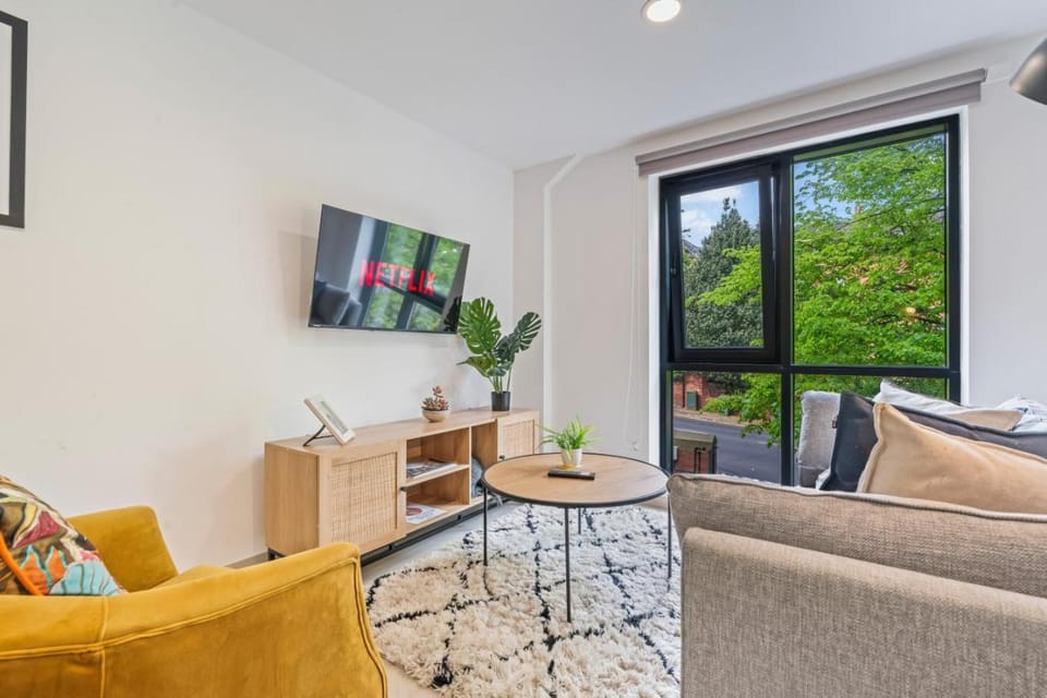 Clarendon Escape - 3 Beds - 3 Bath - Sleeps 6 Apartment in Leeds
