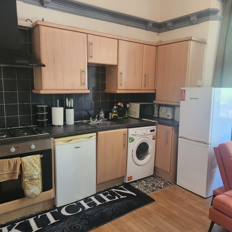 Kitchen or kitchenette, microwave, minibar, oven, stove, toaster, towels, washing machine