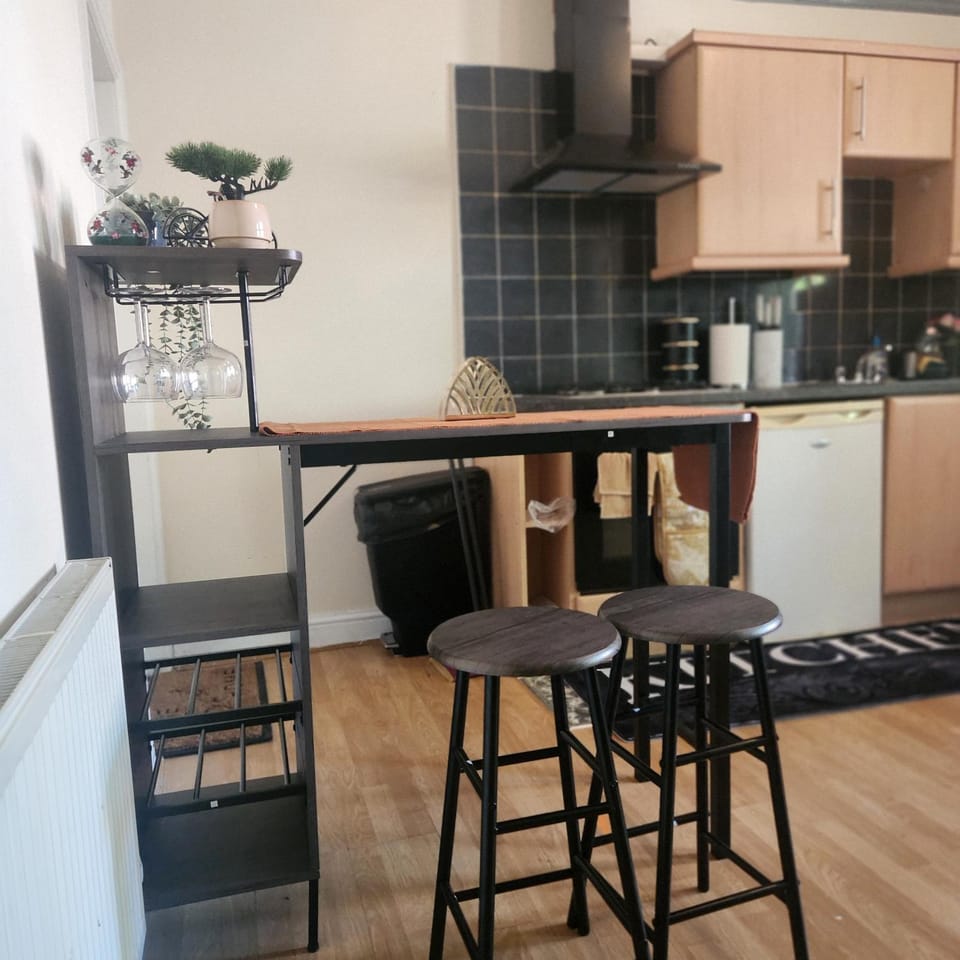 Kitchen or kitchenette, Dining area, stove