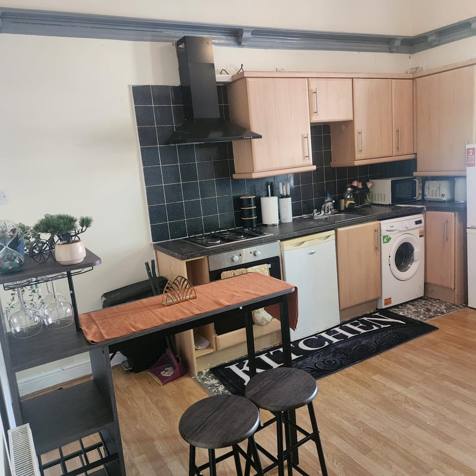 Kitchen or kitchenette, Seating area, Dining area, microwave, minibar, oven, stove, toaster, washing machine