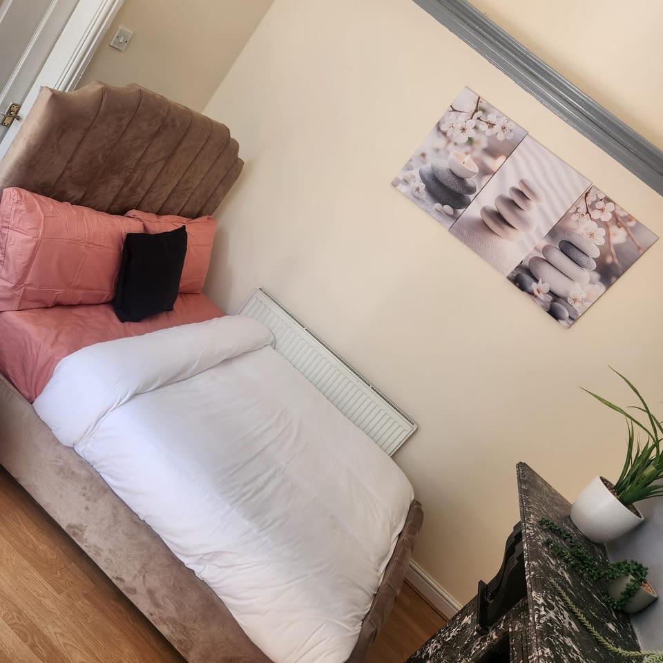 Bed, Decorative detail, Bedroom
