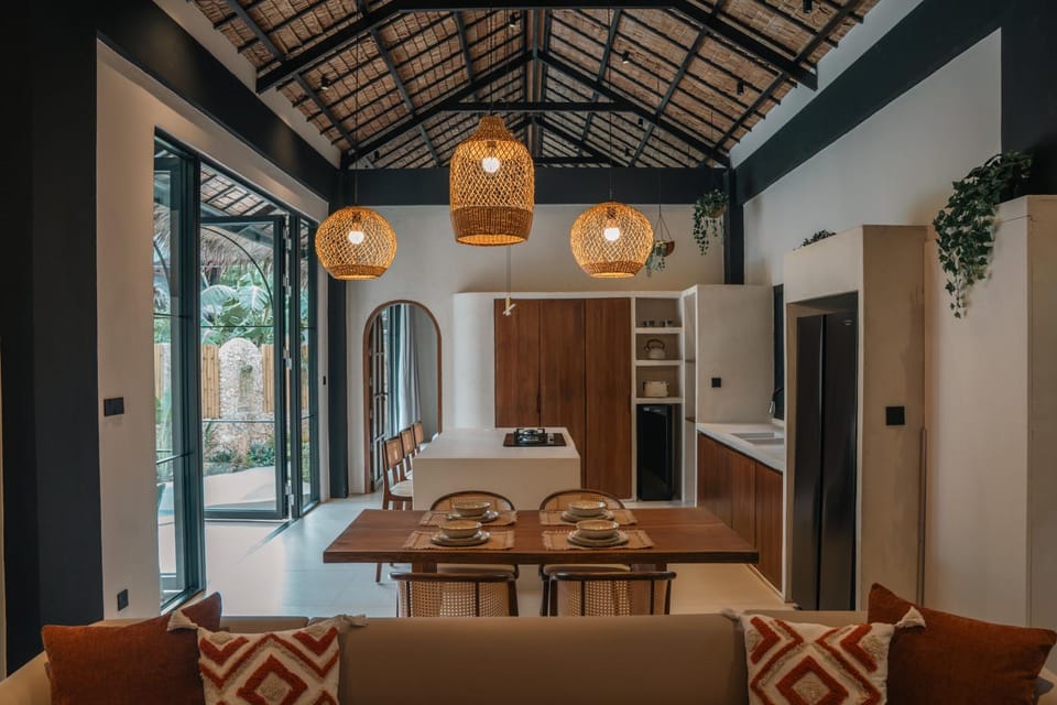 Kitchen or kitchenette, Seating area, Dining area