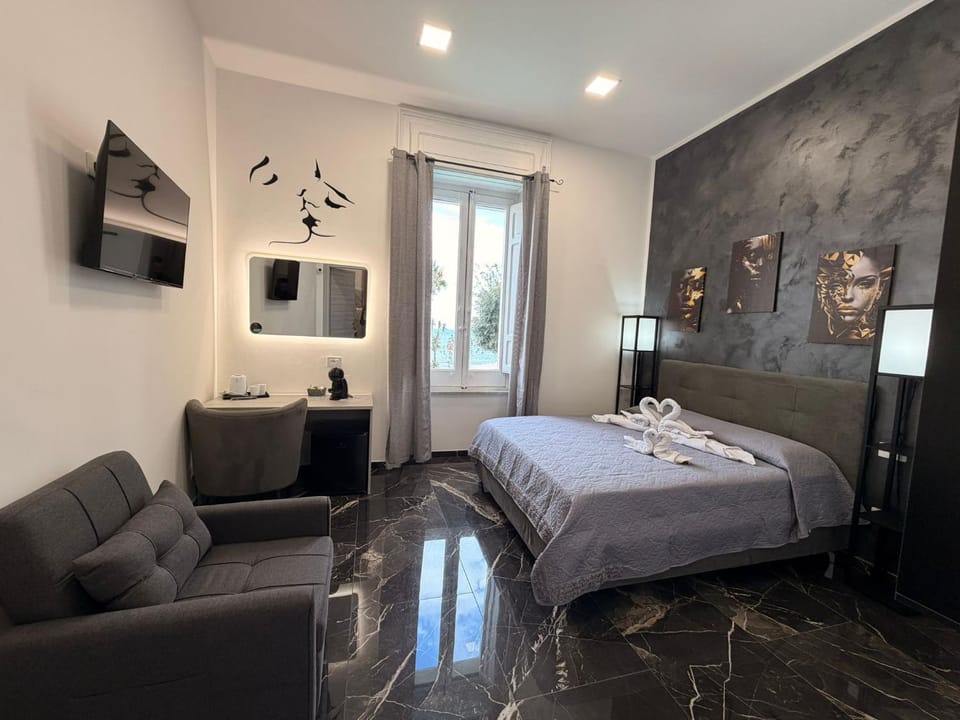 Bed, TV and multimedia, Photo of the whole room, Bedroom