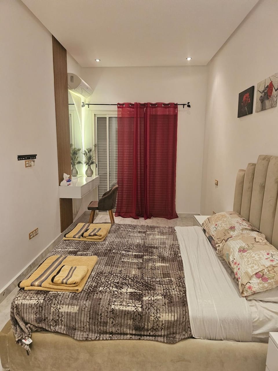 Bed, Photo of the whole room, Bedroom