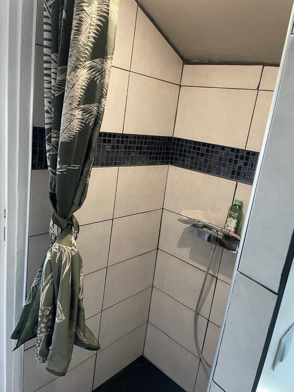 Chambre calme au dessus d'un atelier, kitchenette, douche et toilettes dédiées Apartment in Finistere