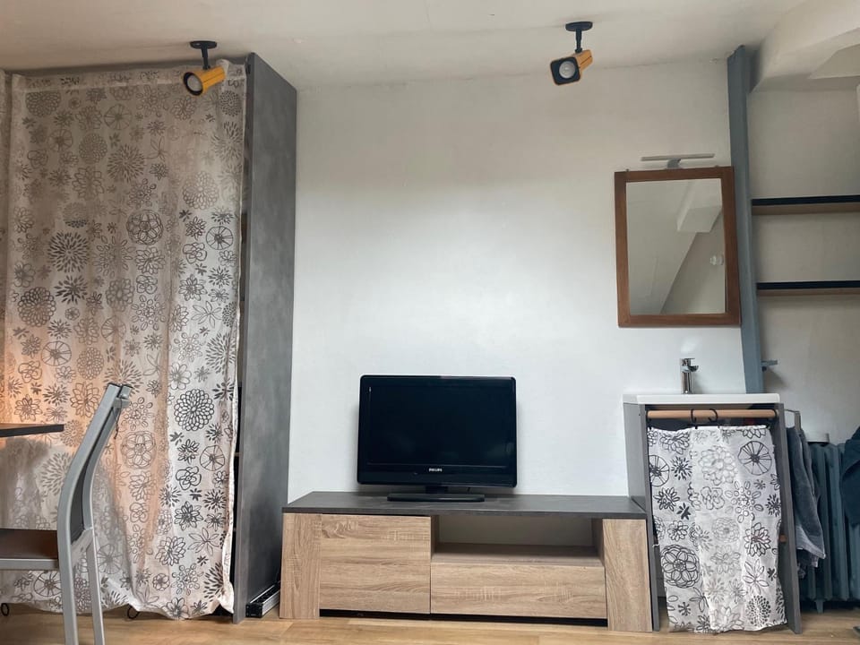 Chambre calme au dessus d'un atelier, kitchenette, douche et toilettes dédiées Apartment in Finistere