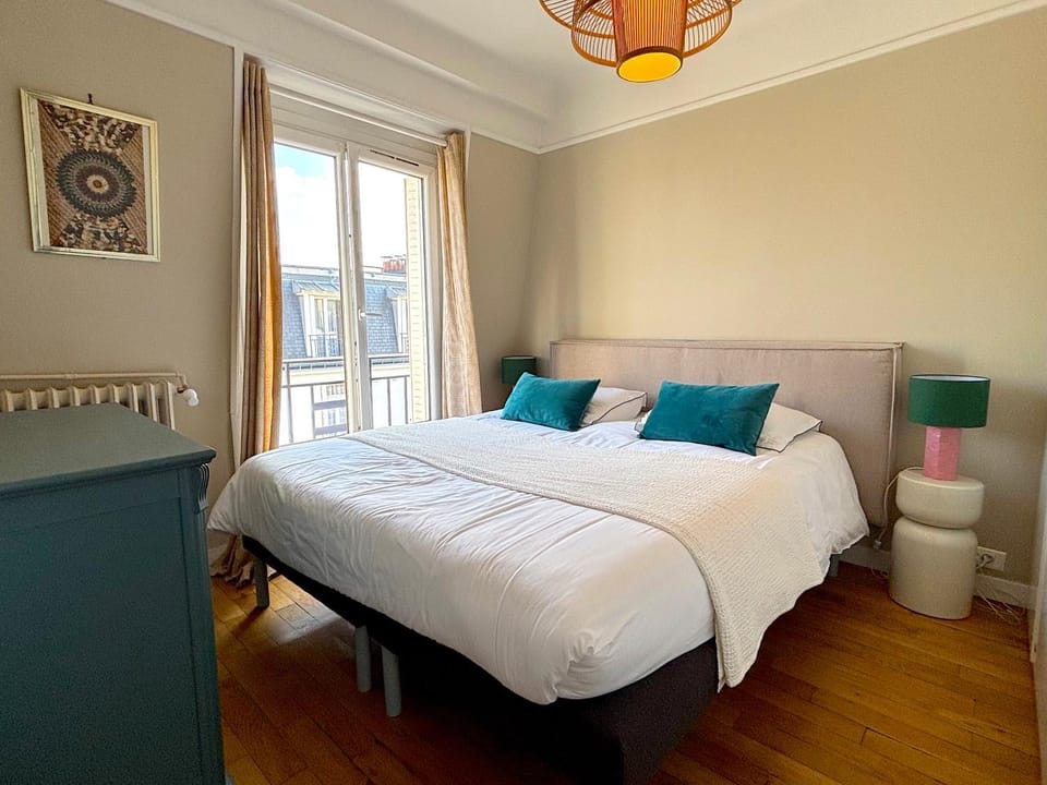 Bed, Photo of the whole room, Bedroom