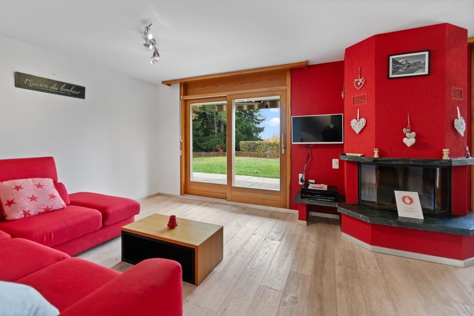 TV and multimedia, Living room, Seating area, Garden view