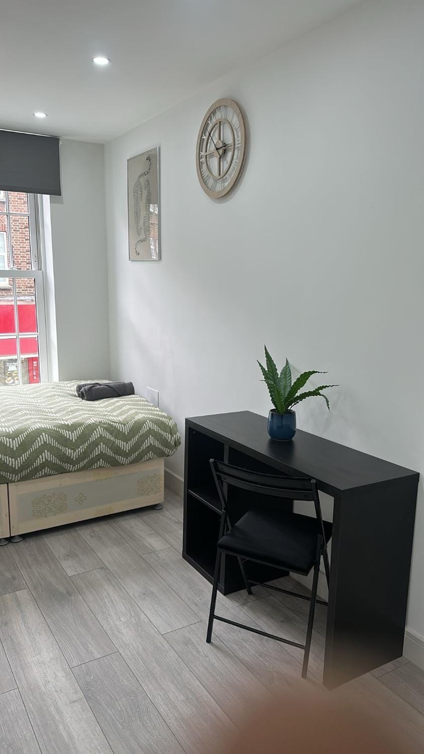 Bed, Seating area