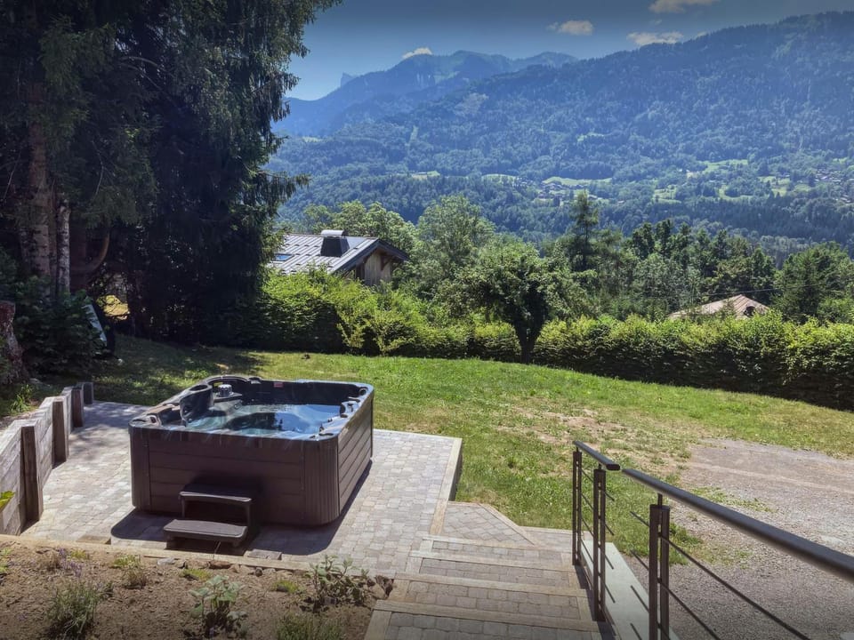 Day, Natural landscape, Garden, Hot Tub, View (from property/room), Garden view, Mountain view