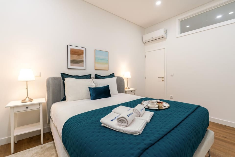 Bed, Bedroom, towels, air conditioner