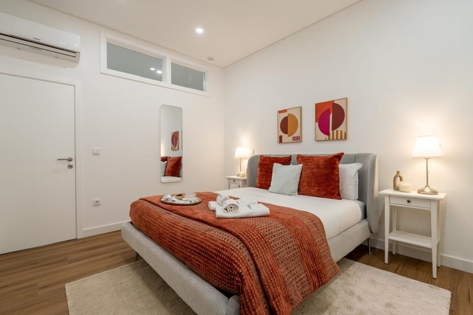 Bed, Bedroom, towels, wardrobe