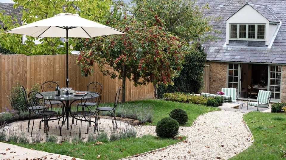 Property building, Garden, Garden, Balcony/Terrace, Dining area, Garden view