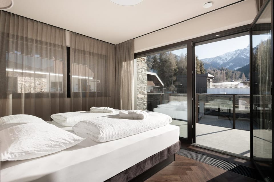 View (from property/room), Bedroom, Landmark view