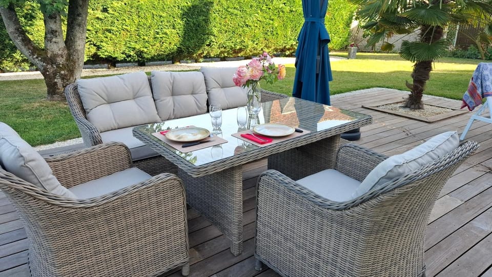 Patio, Garden, Seating area, Dining area