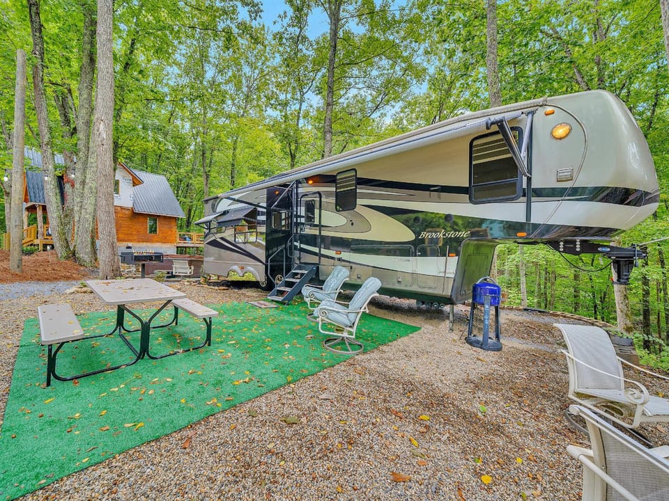 Glamping On Locust Ridge #1407 House in Sevier County