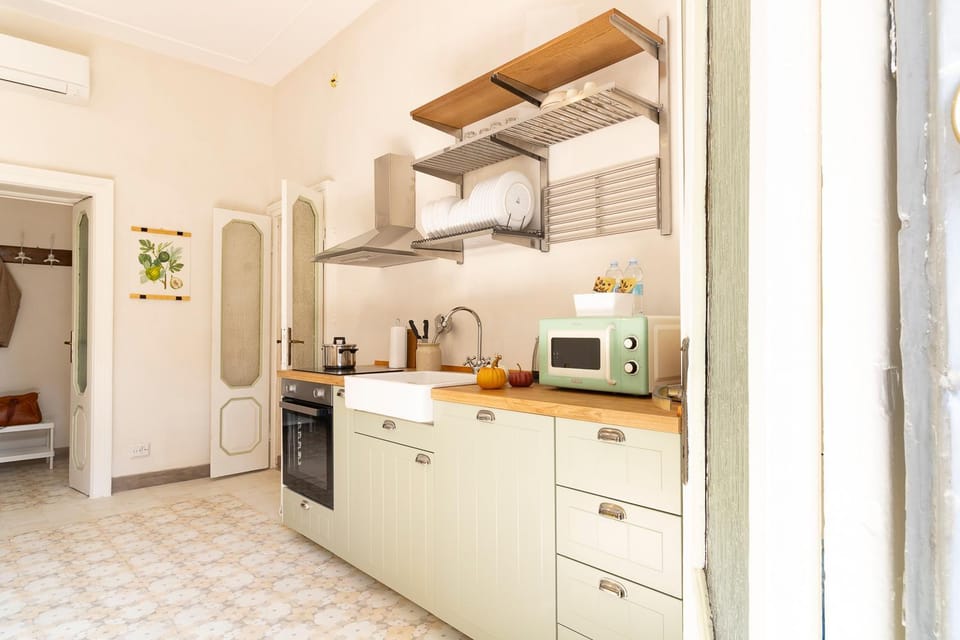 Coffee/tea facilities, Kitchen or kitchenette, oven, stove